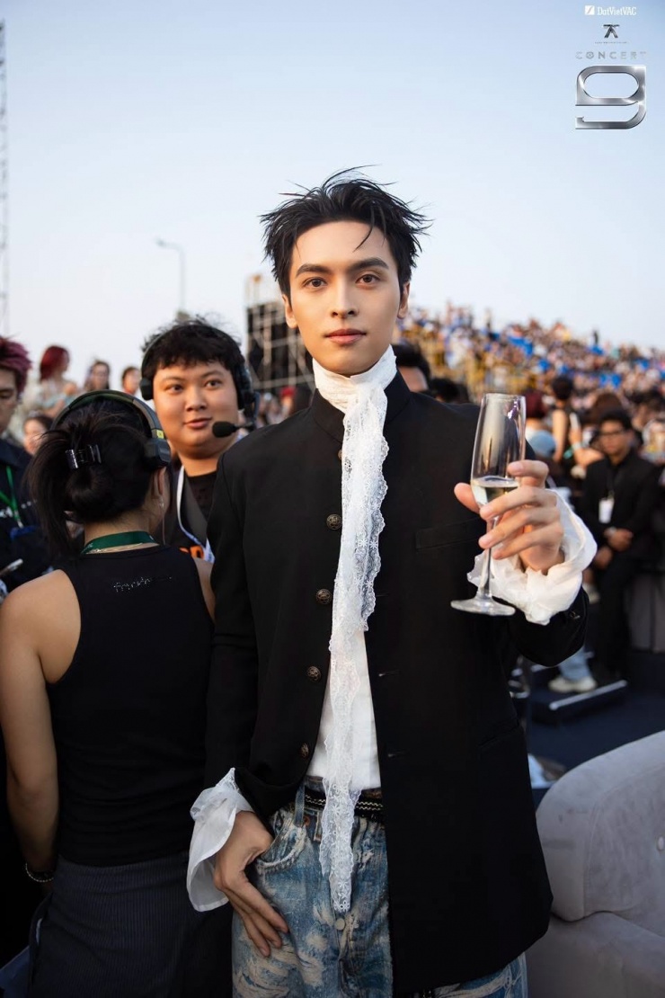 Pháp Kiều, HIEUTHUHAI mặc xuyên thấu tại concert 'Anh trai say hi' - 9