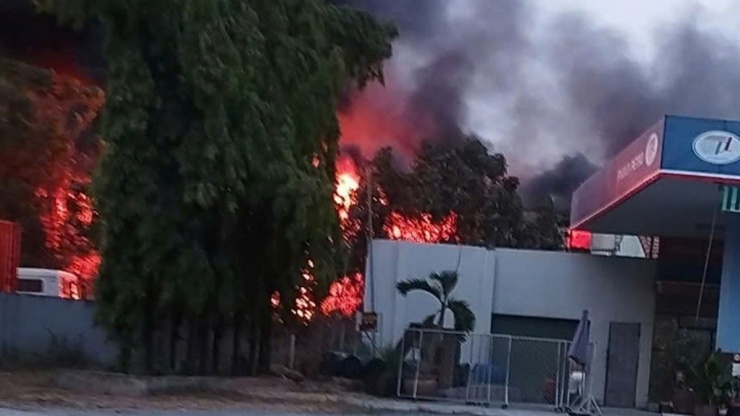 Ngọn lửa bùng phát dữ dội