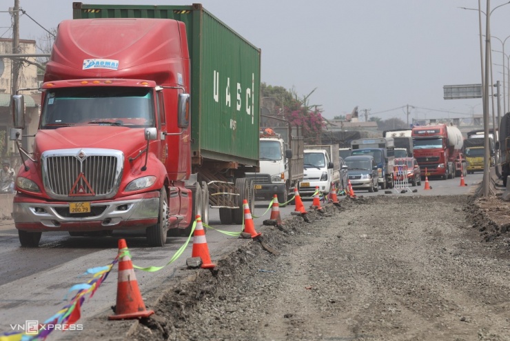 Quốc lộ nối TP HCM - Đồng Nai kẹt cứng ngày đêm - 1