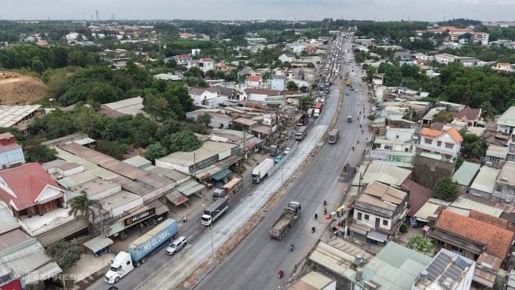 Quốc lộ nối TP HCM - Đồng Nai kẹt cứng ngày đêm - 4