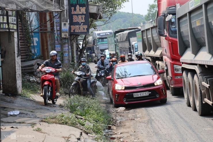 Quốc lộ nối TP HCM - Đồng Nai kẹt cứng ngày đêm - 10