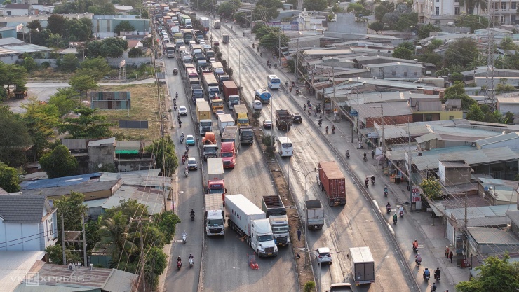 Quốc lộ nối TP HCM - Đồng Nai kẹt cứng ngày đêm - 9