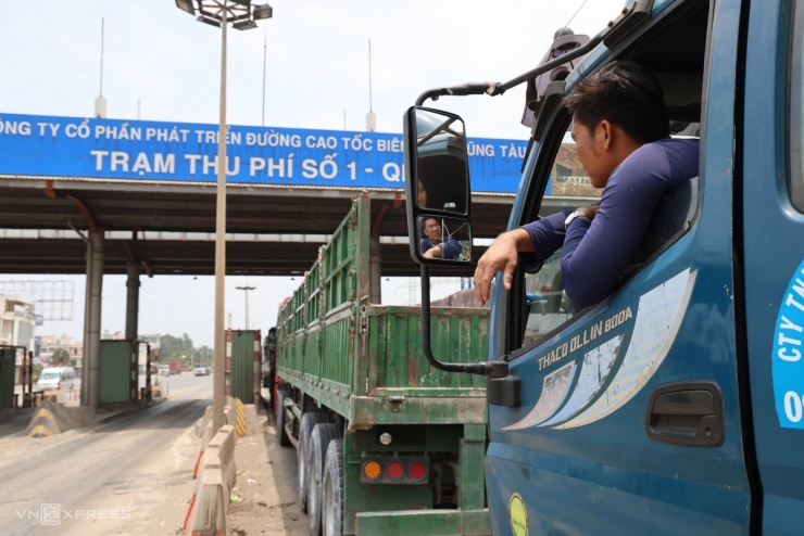 Quốc lộ nối TP HCM - Đồng Nai kẹt cứng ngày đêm - 7