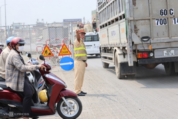 Quốc lộ nối TP HCM - Đồng Nai kẹt cứng ngày đêm - 11