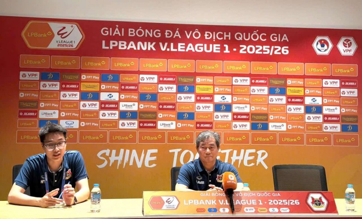 Tân HLV Bae Ji-won (ảnh bên phải) chia sẻ sau trận đấu giữa Ninh Bình FC vs PVF-CAND. Ảnh: VT