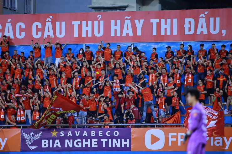 Khán đài SVĐ Ninh Bình ngày 18/4,&nbsp;vòng 19 V.League 2025/2026. Ảnh: NB