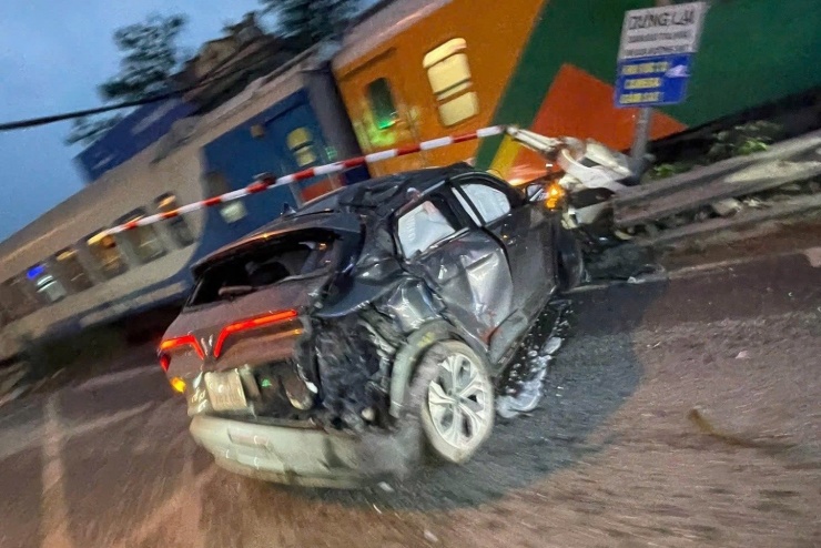 Ô tô bị tàu hoả tông ở Hà Nội, nam tài xế hoảng loạn bỏ xe tháo chạy - 1