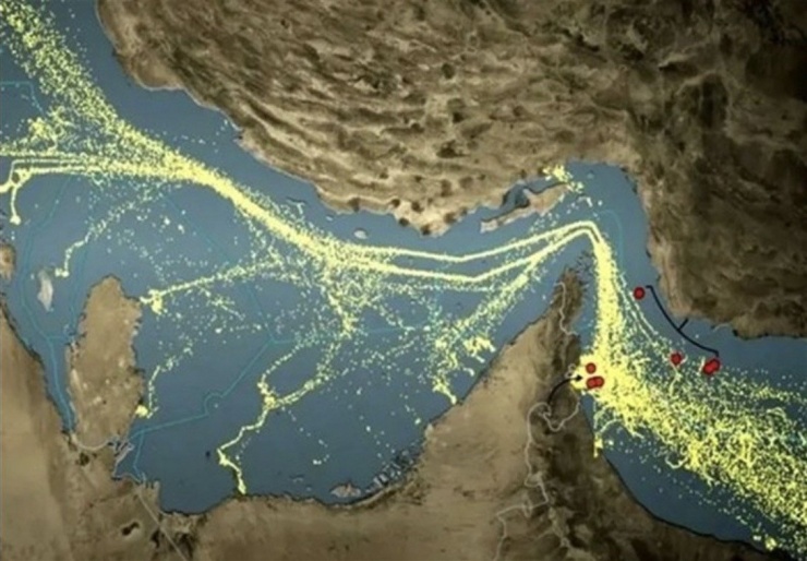 Ít nhất 3 tàu bị Iran bắn khi cố đi qua eo biển Hormuz - 1