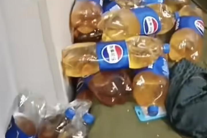 Khách trọ giấu hàng trăm chai nước tiểu trong phòng