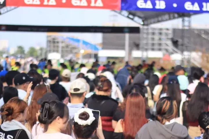 Biển người đổ về Vạn Phúc