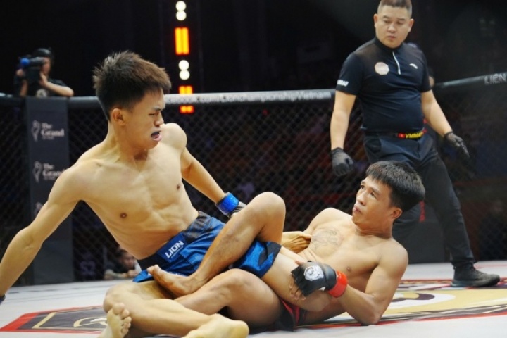 Cao thủ muay Việt Nam từng vô địch thế giới ra đòn hiểm, buộc đối thủ đầu hàng