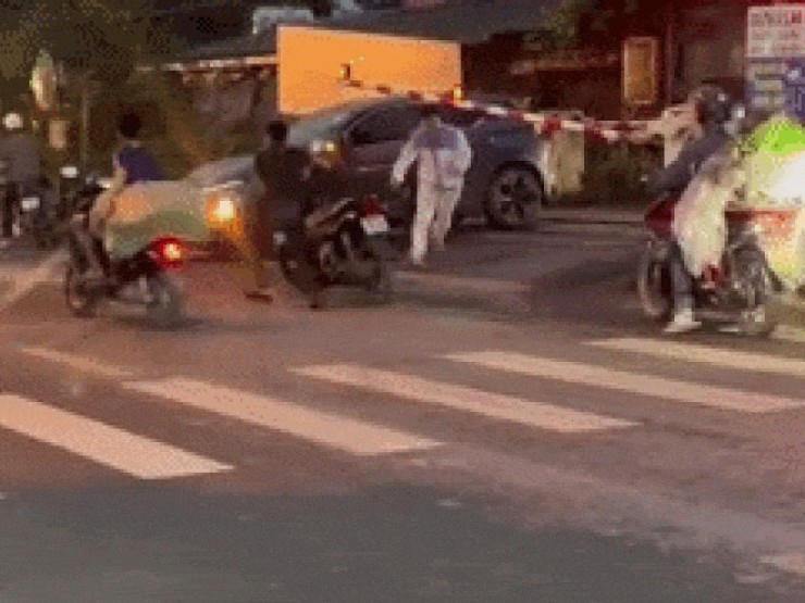 Ô tô bị tàu hoả tông ở Hà Nội, nam tài xế hoảng loạn bỏ xe tháo chạy