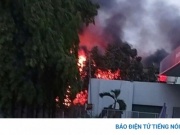 Cháy nhà kho công ty sản xuất ghế sofa sát vách cây xăng ở TP.HCM