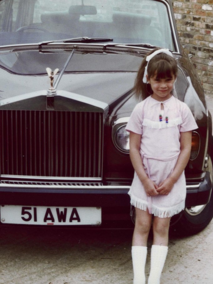 Cựu tiền vệ Anh cũng trêu đùa vợ bằng bức ảnh ngày nhỏ khi Vic đứng cạnh chiếc xe sang của bố.