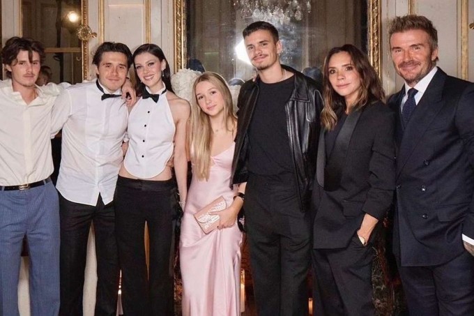 Vợ chồng Becks cùng các con trước khi Brooklyn xa lánh gia đình.