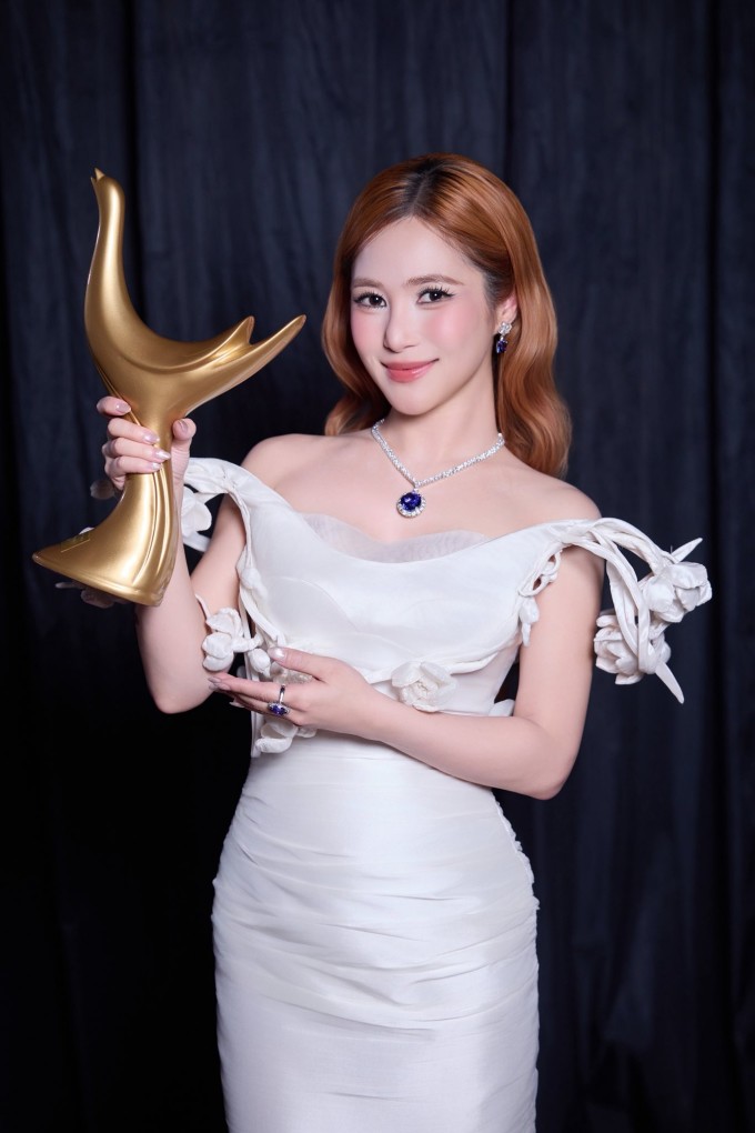 Ca sĩ Hương Tràm.