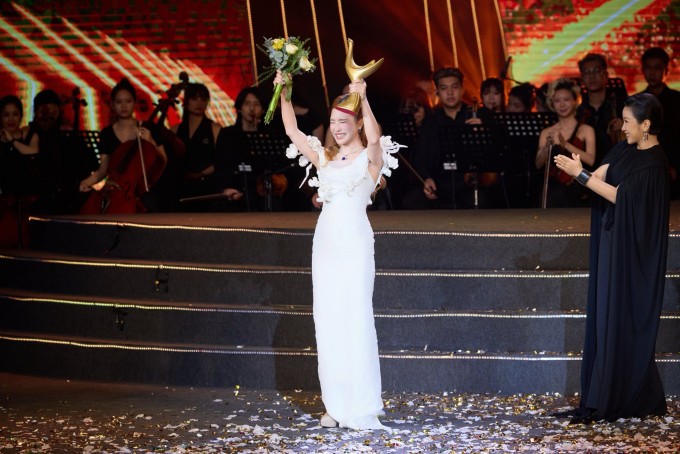 Hương Tràm khi nhận giải Cống Hiến từ vợ chồng nhạc sĩ Anh Quân - Mỹ Linh tối 15/4.