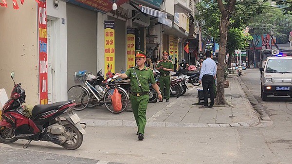 Công an phường Tây Hồ tuần tra, xử lý vi phạm tại ngõ 28, phố Xuân La. Ảnh: VA.