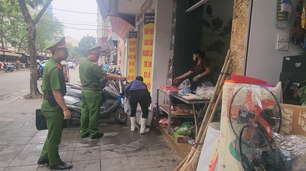 Công an phường Tây Hồ giành lại vỉa hè cho người đi bộ.