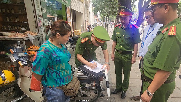 Chị Nguyễn Thị Mùa ký cam kết không tái diễn vi phạm, nghiêm túc chấp hành quy định chung. Ảnh: VA.