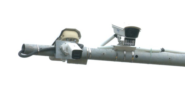 Phường không chỉ duy trì các tổ công tác trực tiếp mà còn ứng dụng hệ thống camera AI để phát hiện vi phạm. Ảnh: Anh Tú.