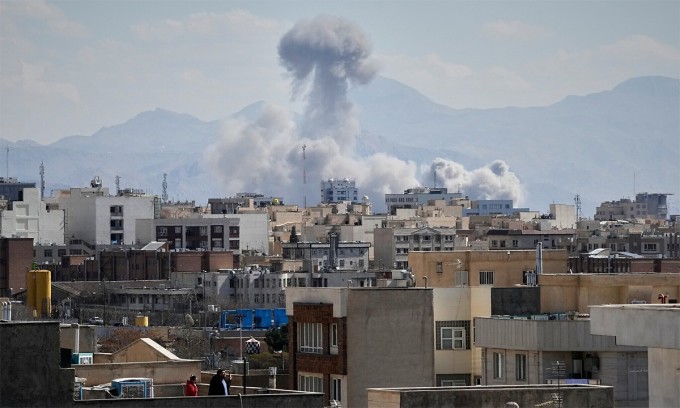 Khói bốc lên từ khu vực bị tập kích tại thủ đô Tehran, Iran ngày 1/3. Ảnh: AFP