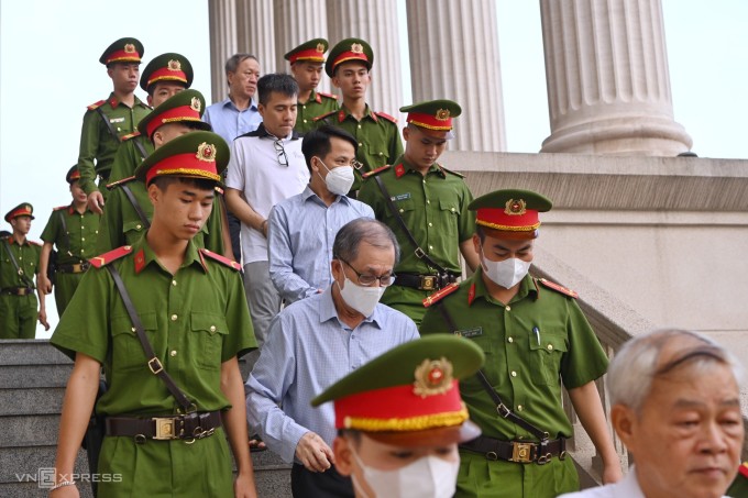 Các bị cáo ra về sau khi nghe tuyên án sơ thẩm vụ án liên quan tập đoàn FLC chiều 5/8/2024. Ảnh: Giang Huy
