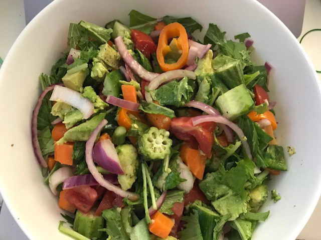 Một tô salad tiêu chuẩn của Halona là sự kết hợp đầy đủ dưỡng chất giữa rau lá xanh, ngũ cốc, protein và các loại chất béo lành mạnh. Ảnh: Halona Black