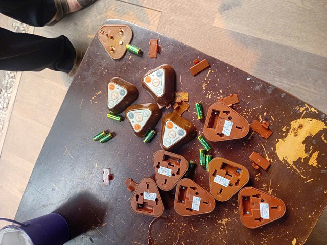 Hàng loạt nút bấm gọi đồ ở một quán cà phê ở Hà Nội là nguyên nhân gây tê liệt chìa khóa thông minh xe ô tô, xe máy.