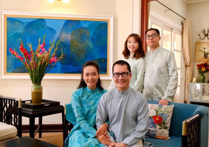 Hồng Ánh chụp ảnh cùng chồng và con riêng của anh.