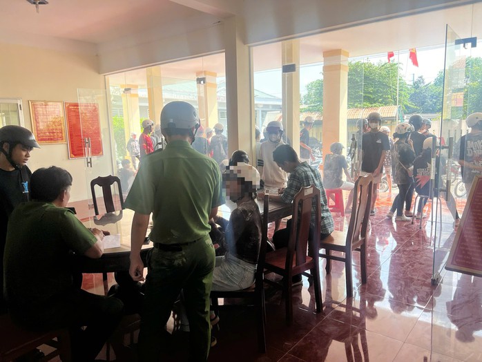 Công an mời làm việc đối với nhóm thanh thiếu niên