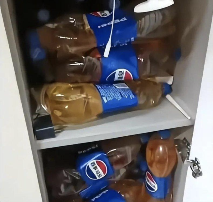 Một số chai nước tiểu được người thuê chứa trong tủ đồ tại phòng trọ ở Nghĩa Ô, Kim Hoa, tỉnh Chiết Giang, được chủ nhà phát hiện ngày 6/4. Ảnh: Worldjournal