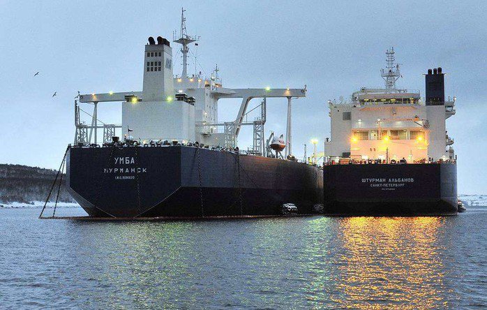 Tàu chở dầu Umba (trái) và Shturman Albanov của Nga. Ảnh: TASS