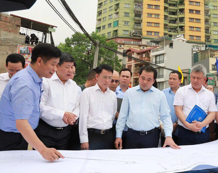 Bí thư Thành ủy Hà Nội Trần Đức Thắng và Phó Bí thư Thường trực Thành ủy Nguyễn Trọng Đông cùng các thành viên trong đoàn kiểm tra tiến độ dự án đường Vành đai 1.