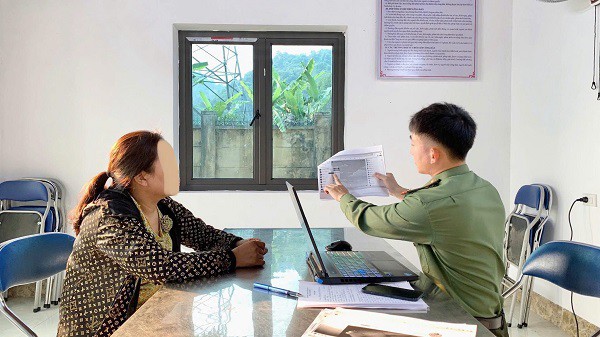 Công an Điện Biên xử lý các cá nhân vi phạm. Ảnh: Công an tỉnh Điện Biên.