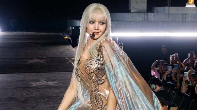 Lisa (Blackpink) diễn trong show Coachella. Video: Weibo