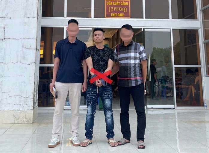 Đội Cảnh sát Hình sự đặc nhiệm bắt giữ Lê Văn Thủy (giữa) tại cửa khẩu Dinh Bà, tỉnh Đồng Tháp