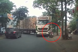 Clip: Hết hồn Ninja đứng lì, thi gan với xe đầu kéo đang vào cua