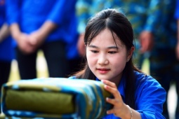 Bất ngờ nữ sinh lớp 12 trổ tài gấp chăn vuông như gạch