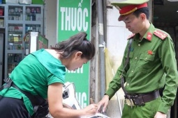 Hà Nội giữ vỉa hè thế nào để người dân vẫn có kế sinh nhai?