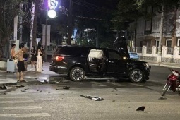 Hai ôtô lao lên lề, vỡ nát sau va chạm