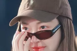 Khán giả vây kín công chúa Kpop tại sân bay Tân Sơn Nhất