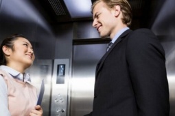 Gặp sếp trong thang máy: Người EQ thấp chỉ biết chào, người EQ cao nói 3 câu khiến tương lai khác hẳn