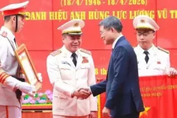 Trung tướng Nguyễn Thanh Tùng đón nhận danh hiệu Anh hùng lực lượng vũ trang nhân dân