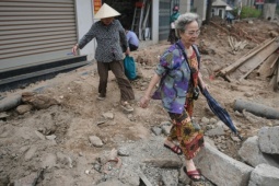 Người Hà Nội dò dẫm tìm lối đi qua công trường mở rộng đường gần 400 tỷ