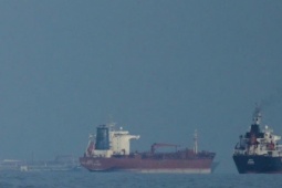 Hải quân Iran nổ súng ở eo biển Hormuz