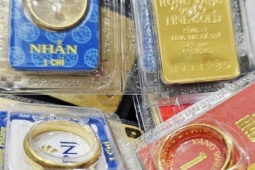 Giá vàng miếng SJC và vàng nhẫn rút nhanh cách biệt với giá thế giới