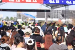 Biển người đổ về Vạn Phúc