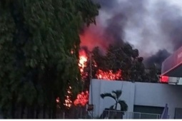 Cháy nhà kho công ty sản xuất ghế sofa sát vách cây xăng ở TP.HCM