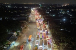 Quốc lộ nối TP HCM - Đồng Nai kẹt cứng ngày đêm